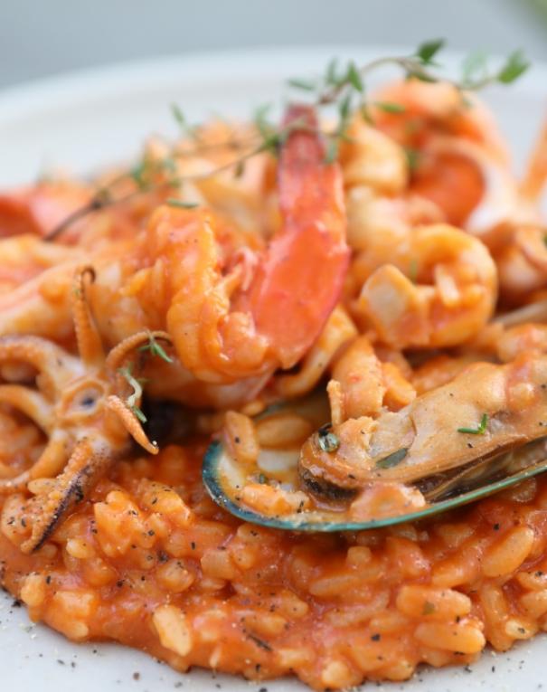 Risotto cremoso ai frutti di mare, ricco e invitante, con gamberi e cozze.