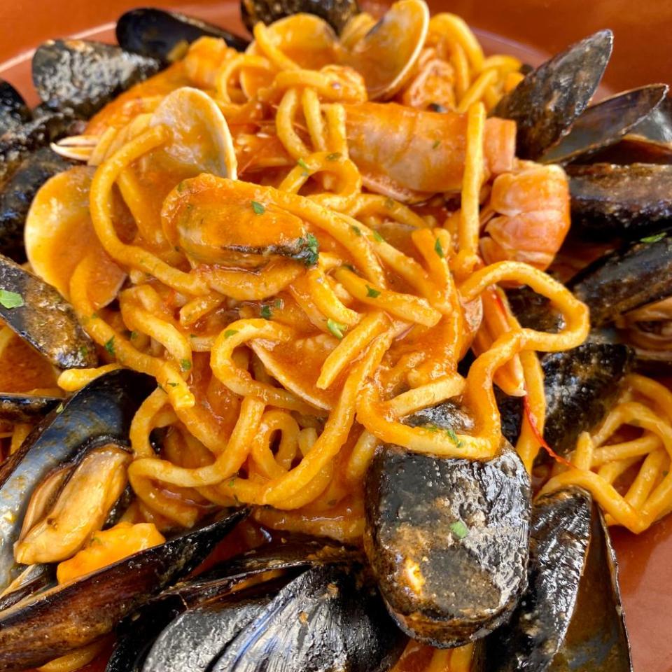 Spaghetti ai frutti di mare: cozze, vongole e gamberi in salsa rossa, invitanti e saporiti.